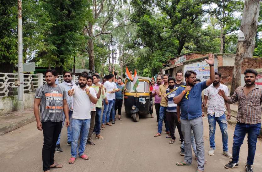 Youth Congress protests against the increased price of petroleum produ पेट्रोलियम पदार्थो की बढ़ी कीमत के विरोध में युवां कांग्रेस ने किया विरोध प्रदर्शन