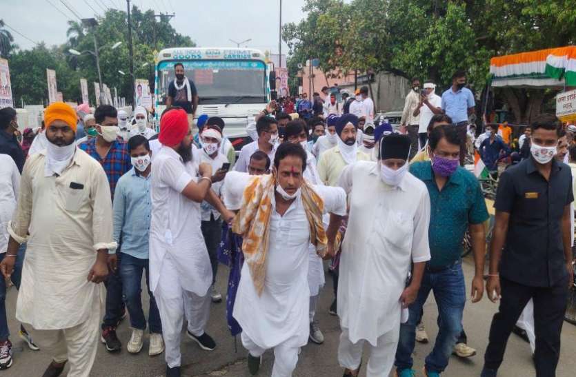 पेट्रोल-डीजल की बढ़ती कीमतों के खिलाफ कांग्रेस ने किया प्रदर्शन पेट्रोल-डीजल की बढ़ती कीमतों के खिलाफ कांग्रेस ने किया प्रदर्शन