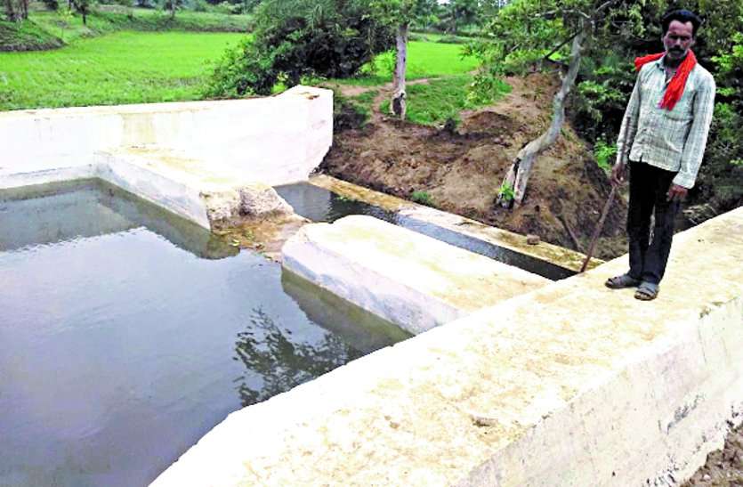 Checkdam is torn down after one week of construction, due to one farmer many farmers will be harmed ... चेकडैम को निर्माण के एक सप्ताह बाद तुड़वा दिया, एक किसान के चलते कई किसानों को होगा नुकसान ...