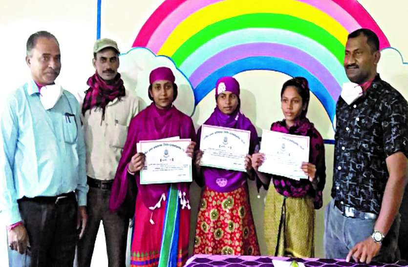 Earned the highest score in the rural children and teachers has been awarded the ... ग्रामीण अंचल मे सर्वोच्च अंक अर्जित किए हुए बच्चों और शिक्षकों को किया गया सम्मानित ...