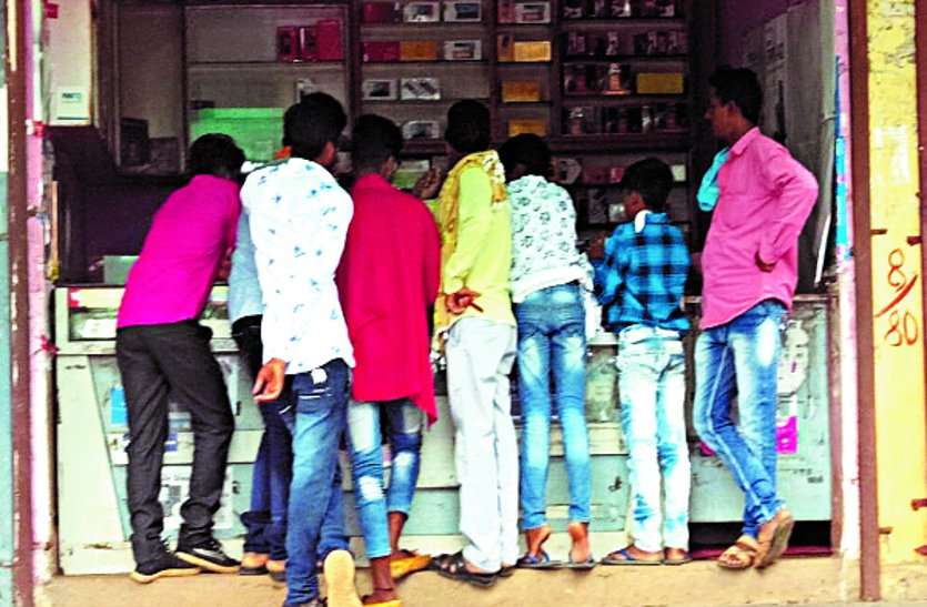 Strictly recovering from small traders after that and giving instructions to big traders left… छोटे व्यापारियों से की सख्ती उसके बाद की वसूली और बड़े व्यापारियों को निर्देश देकर छोड़ा ...