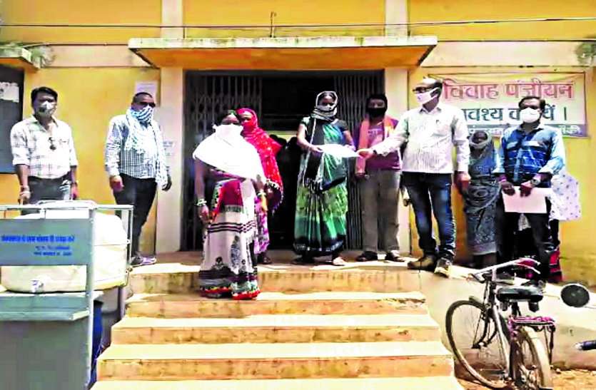 Fear of infection spreading, city vegetable vendors demand ban on entry of outsiders ... संक्रमण फैलने का बना है डर, नगर के सब्जी विक्रेताओं ने बाहरी लोगों के प्रवेश पर रोक लगाने की रखी मांग ...