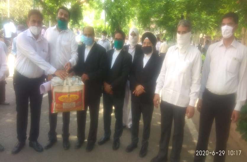 कोरोना बचाव के लिए अधिवक्ताओं को बांटे 500 मास्क कोरोना बचाव के लिए अधिवक्ताओं को बांटे 500 मास्क
