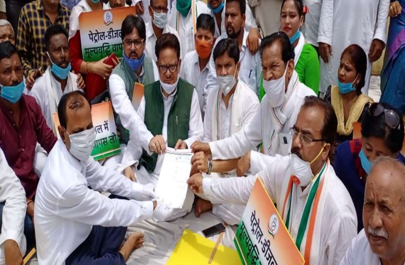 पेट्रोल-डीजल की कीमतों को लेकर सरकार के खिलाफ कांग्रेस का प्रदर्शन, पुनिया ने मायावती को बताया बीजेपी का अघोषित प्रवक्ता पेट्रोल-डीजल की कीमतों को लेकर सरकार के खिलाफ कांग्रेस का प्रदर्शन, पुनिया ने मायावती को बताया बीजेपी का अघोषित प्रवक्ता