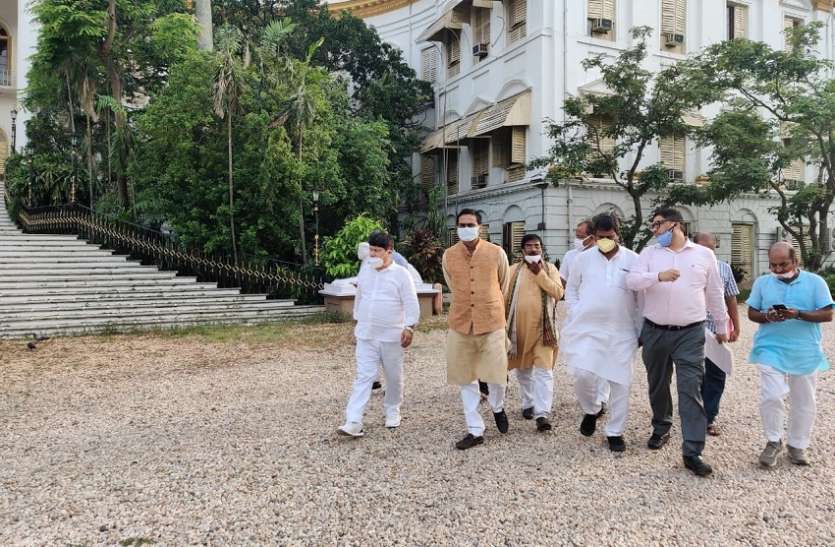 Political war: ......... तो ममता बनर्जी के घर का भाजपा करेगी 72 घंटे घेराव Political war: ......... तो ममता बनर्जी के घर का भाजपा करेगी 72 घंटे घेराव