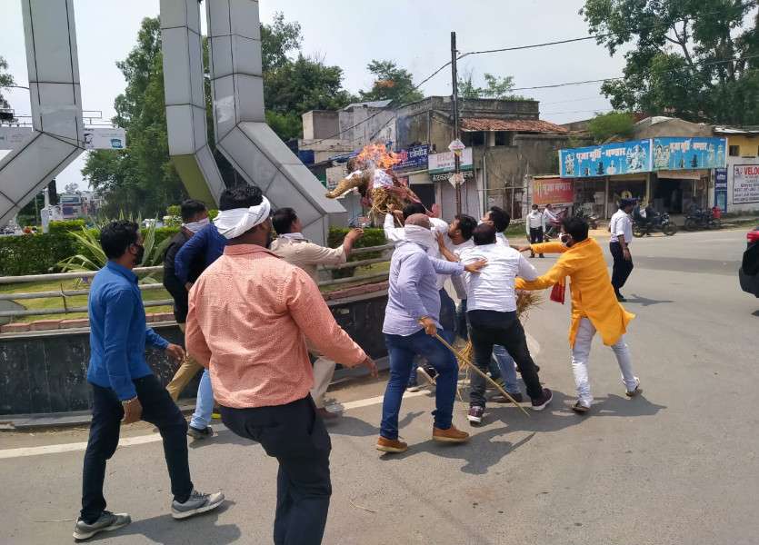 युवक ने सीएम हाउस के सामने किया था आत्मदाह का प्रयास, गुस्साए भाजयुमो कार्यकर्ताओं ने फूंका सीएम का पुतला, पुलिस से हुई झूमाझटकी