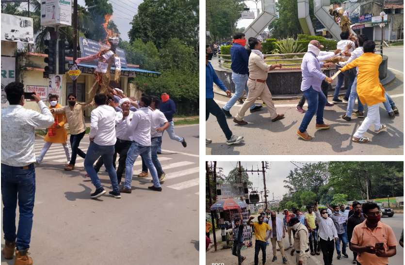 युवक ने सीएम हाउस के सामने किया था आत्मदाह का प्रयास, गुस्साए भाजयुमो कार्यकर्ताओं ने फूंका सीएम का पुतला, पुलिस से हुई झूमाझटकी युवक ने सीएम हाउस के सामने किया था आत्मदाह का प्रयास, गुस्साए भाजयुमो कार्यकर्ताओं ने फूंका सीएम का पुतला, पुलिस से हुई झूमाझटकी