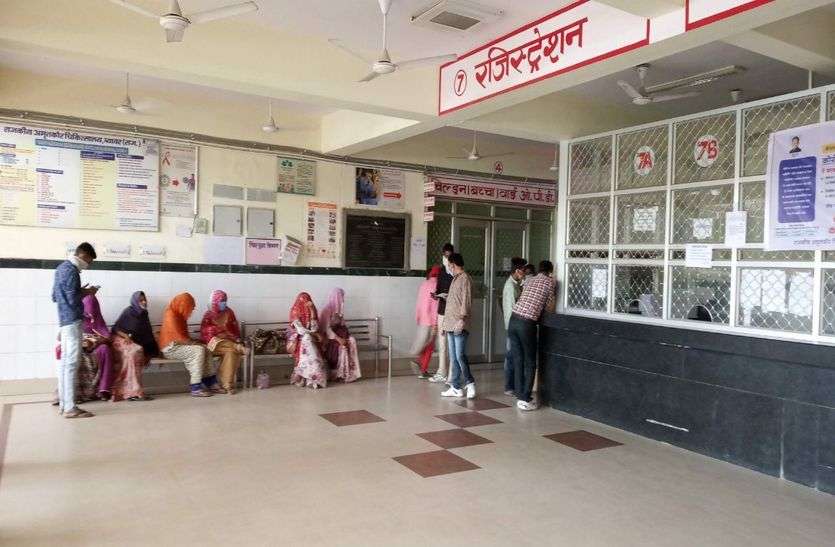 रिपोर्ट लेने दादी काटती रही वार्ड व लैब के बीच चक्कर रिपोर्ट लेने दादी काटती रही वार्ड व लैब के बीच चक्कर