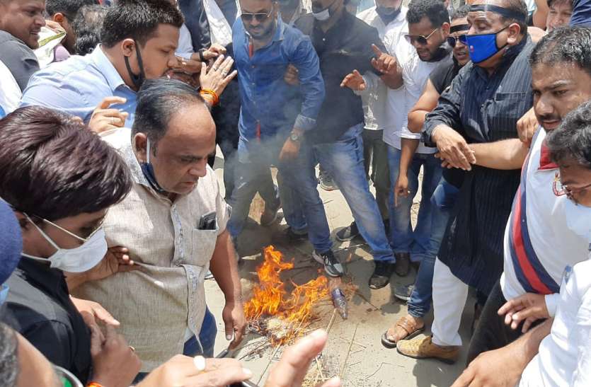 कांग्रेस विरोध प्रदर्शन करते हुए काली पट्टी बांधकर कांग्रेसियों ने निकाली रैली, किया विरोध प्रदर्शन