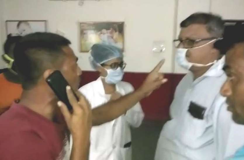 Child dies in hospital, angry father slaps nurse अस्पताल में बालक की मौत, गुस्साए पिता ने नर्स को मारा थप्पड़