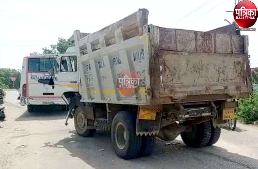 पाली : बजरी से भरे डम्पर ने निजी बस को पीछे से मारी टक्कर, यात्री बाल-बाल बचे पाली : बजरी से भरे डम्पर ने निजी बस को पीछे से मारी टक्कर, यात्री बाल-बाल बचे