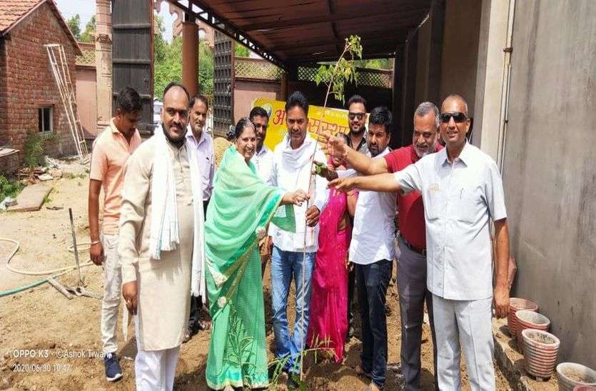 पौध संरक्षण का संदेश देते हुुए भूल गए कोरोना से सुरक्षा पौध संरक्षण का संदेश देते हुुए भूल गए कोरोना से सुरक्षा