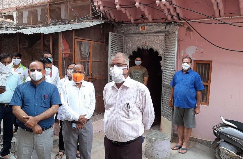 Suddenly District Collector reached the house of Corona infected अचानक कोरोना संक्रमितों के घर पहुंचे जिला कलेक्टर