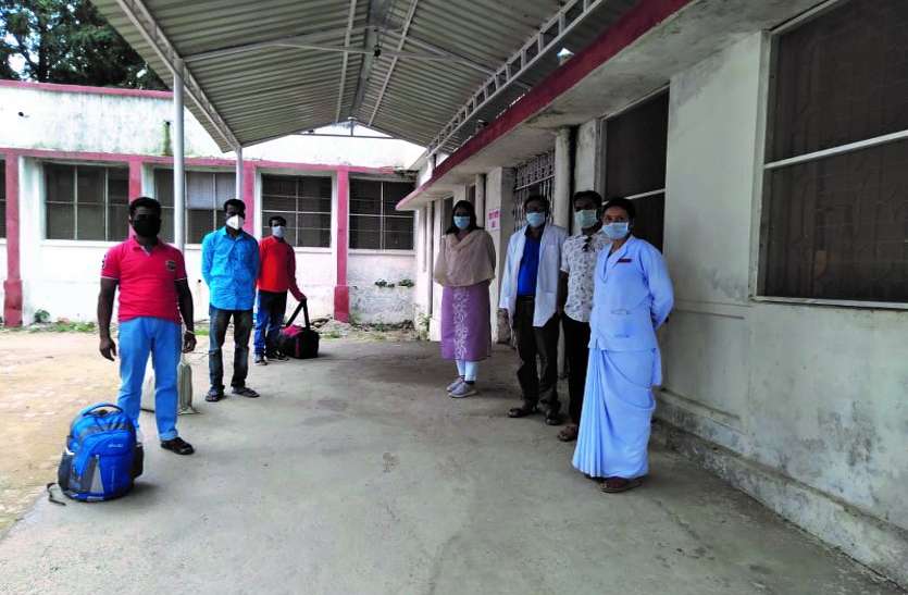 कोरोना संक्रमित मां-बेटी समेत 5 और डिस्चार्ज, अब कोविड अस्पताल में 211 में मात्र 9 संक्रमित ही बचे कोरोना संक्रमित मां-बेटी समेत 5 और डिस्चार्ज, अब कोविड अस्पताल में 211 में मात्र 9 संक्रमित ही बचे