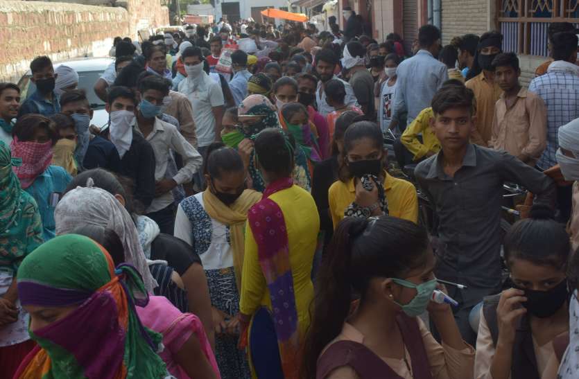 Social distancing during the board exams बोर्ड परीक्षा के दौरान सोशल डिस्टेंसिंग की उड़ी धज्जियां