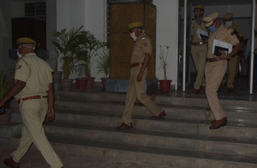 ACB ADG's visit to Dholpur raised many questions, police station in charge till late night interrogated कई सवाल खड़े कर गया एसीबी एडीजी का धौलपुर आना, देर रात तक चली थाना प्रभारियों से पूछताछ
