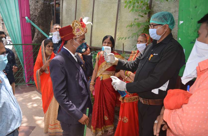 अब संक्रमण से भी ज्यादा भारी पड़ रहा बीमारी का डर जीमकर लौटे, जिसके साथ खाया वह निकला संक्रमित