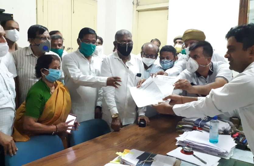 कांग्रेस नेता एडीएम सिटी को ज्ञापन सौंपते। कांग्रेस का मोदी सरकार से सवाल : कच्चे तेल के भाव कम हुए, फिर दाम क्यों बढ़ा रहे हो