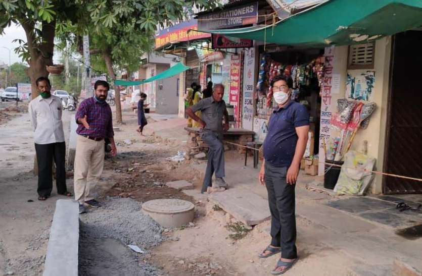 स्मार्ट सिटी के स्मार्ट वर्क पर उठे सवाल : साइकिल ट्रैक व फुटपाथ बना रहे, घर में गाड़ी कैसे जाए स्मार्ट सिटी के स्मार्ट वर्क पर उठे सवाल : साइकिल ट्रैक व फुटपाथ बना रहे, घर में गाड़ी कैसे जाए