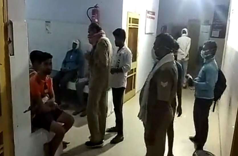 मामूली विवाद में जमकर हुआ संघर्ष, 9 लोग हुए गंभीर, गांव में मचा हड़कंप मामूली विवाद में जमकर हुआ संघर्ष, 9 लोग हुए गंभीर, गांव में मचा हड़कंप