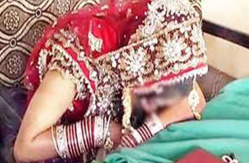 शादी के दूसरे ही दिन दूल्हे की मौत से दुल्हन सदमे में, सांप डसने की जता रहे थे आशंका लेकिन निकला कुछ और शादी के दूसरे ही दिन दूल्हे की मौत से दुल्हन सदमे में, सांप डसने की जता रहे थे आशंका लेकिन निकला कुछ और