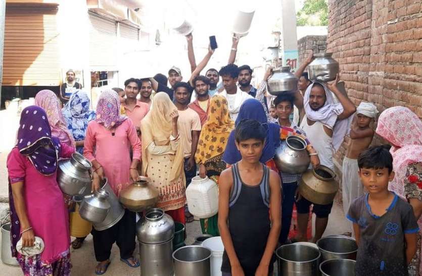 प्यासे लोगों ने रीते बर्तन लेकर पानी के लिए किया प्रदर्शन प्यासे लोगों ने रीते बर्तन लेकर पानी के लिए किया प्रदर्शन