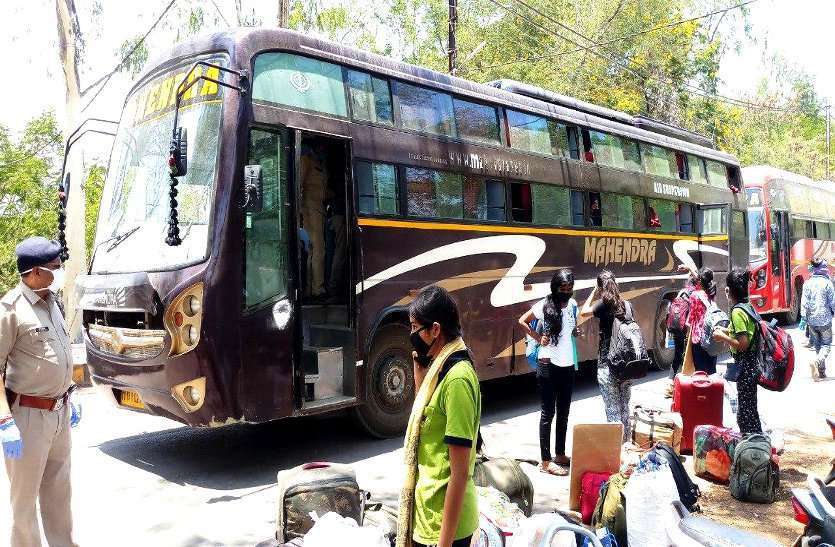 छत्तीसगढ़ में एक जुलाई से बसों के संचालन को लेकर संशय बरकरार, कोरोना लॉकडाउन में तीन महीने से थमे हैं बसों के पहिए छत्तीसगढ़ में एक जुलाई से बसों के संचालन को लेकर संशय बरकरार, कोरोना लॉकडाउन में तीन महीने से थमे हैं बसों के पहिए