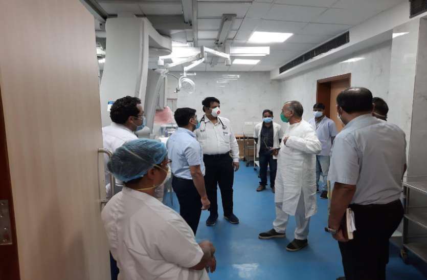 पर्यटन मंत्री ताम्रध्वज साहू ने औचक निरीक्षण किया आंबेडकर अस्पताल पहुंचे गृहमंत्री ताम्रध्वज साहू, निर्माण कार्य जल्द पूरा करने दिए निर्देश