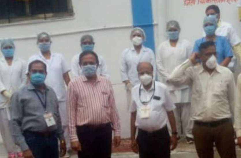 डॉक्टर्स डे आज - जोखिम उठाकर किया संक्रमित मरीजों का परीक्षण और इलाज डॉक्टर्स डे आज - जोखिम उठाकर किया संक्रमित मरीजों का परीक्षण और इलाज