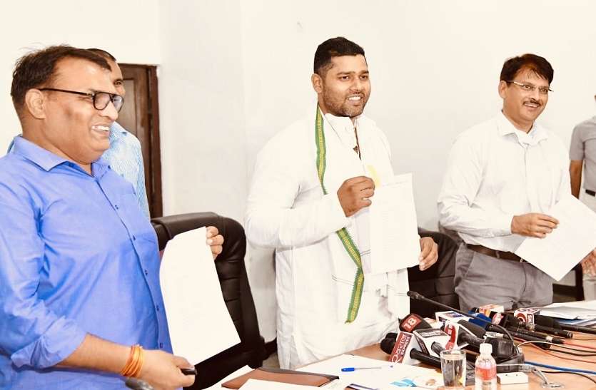 खेलमंत्री ने लॉन्च किया खिलाडिय़ों को नियुक्ति का आवेदन फार्म खेलमंत्री ने लॉन्च किया खिलाडिय़ों को नियुक्ति का आवेदन फार्म