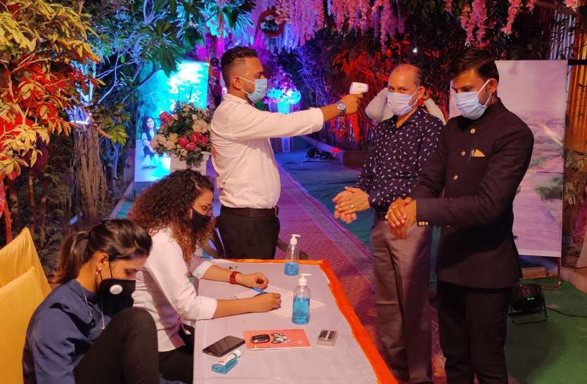 की थर्मल स्क्रीनिंग, बिना मास्क नहीं दिया बारातियो और मेहमानो को प्रवेश की थर्मल स्क्रीनिंग, बिना मास्क नहीं दिया बारातियो और मेहमानो को प्रवेश