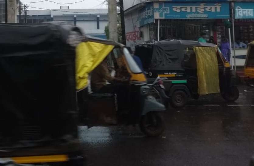 Auto parked on the main road. परमिट शहर सीमा तक, दो से चार सौ किलोमीटर तक दौड़ रहे ऑटो