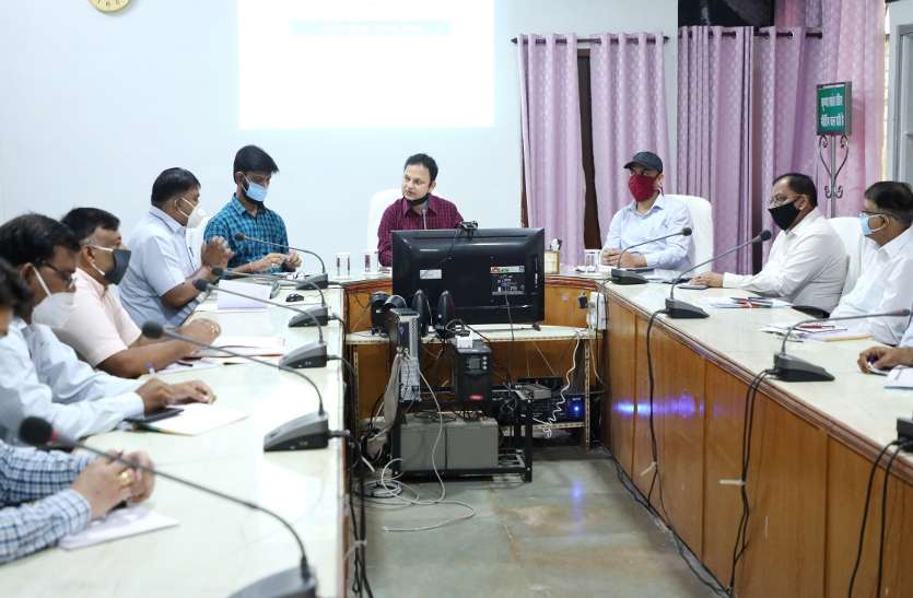 Collector and other officials at TL meeting. 105 दिन बाद आयोजित हुई टीएल बैठक, मास्क लगाना भूले कलेक्टर