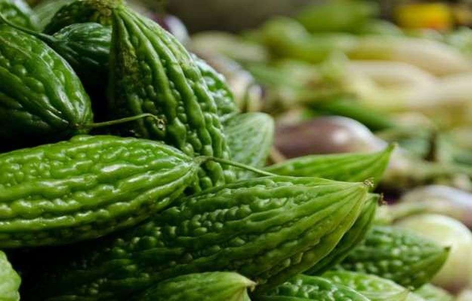 स्किन चमकदार बनाने से मोटापा घटाने तक अनेक गुणों की खान है करेला