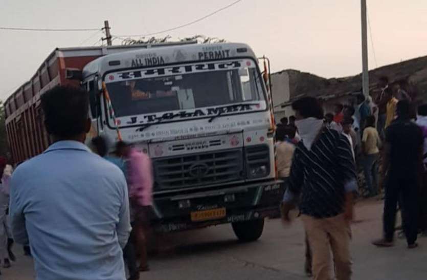 चार साल के बेटे को बचाने के प्रयास में पिता ट्रेलर की चपेट में आया, मौके पर मौत चार साल के बेटे को बचाने के प्रयास में पिता ट्रेलर की चपेट में आया, मौके पर मौत