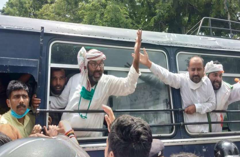 अजय लल्लू समेत सैकड़ों कांग्रेसी नेता गिरफ्तार, शाहनवाज की गिरफ्तारी का कर रहे थे विरोध अजय लल्लू समेत सैकड़ों कांग्रेसी नेता गिरफ्तार, शाहनवाज की गिरफ्तारी का कर रहे थे विरोध