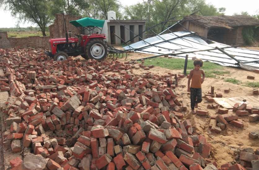 अंधड़ ने मचाई तबाही: 6 ट्रांसफॉर्मर व 12 खम्भे गिरे, कई पेड़ हुए धराशायी अंधड़ ने मचाई तबाही: 6 ट्रांसफॉर्मर व 12 खम्भे गिरे, कई पेड़ हुए धराशायी