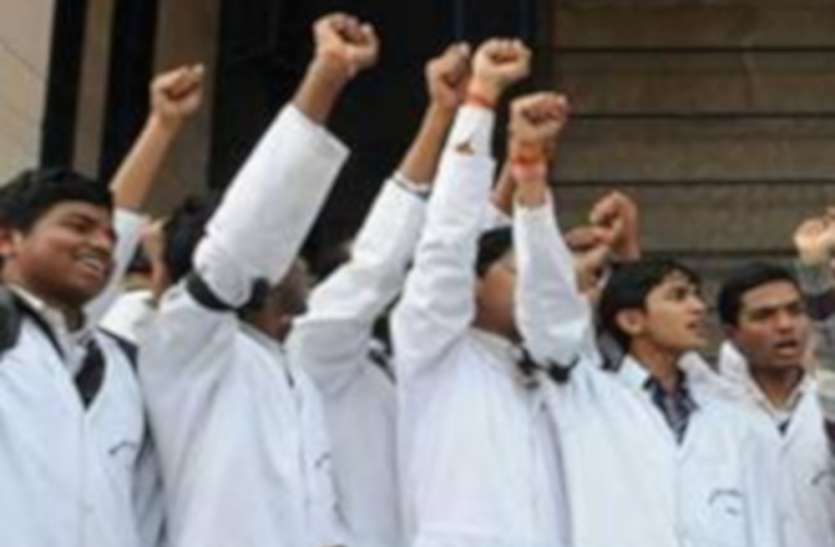 मथुरा में नाराज डॉक्टर अनिश्चितकालीन हड़ताल पर मथुरा में नाराज डॉक्टर अनिश्चितकालीन हड़ताल पर