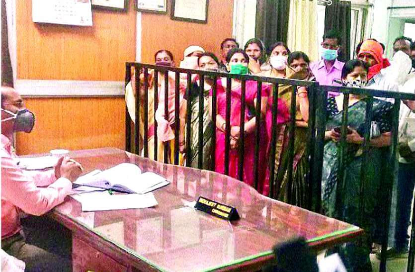 पूर्व भाजपा महापौर और महिला पार्षद की पोस्टर पर पोत दिया पेंट, दुर्ग निगम में बदलापुर की राजनीति, जमकर बवाल पूर्व भाजपा महापौर और महिला पार्षद की पोस्टर पर पोत दिया पेंट, दुर्ग निगम में बदलापुर की राजनीति, जमकर बवाल