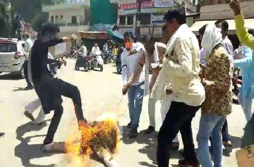 shivraj singh chohan latest news शिवराज सरकार के 100 दिन पूरे, पुलिस के सामने कांग्रेस ने जलाया पुतला