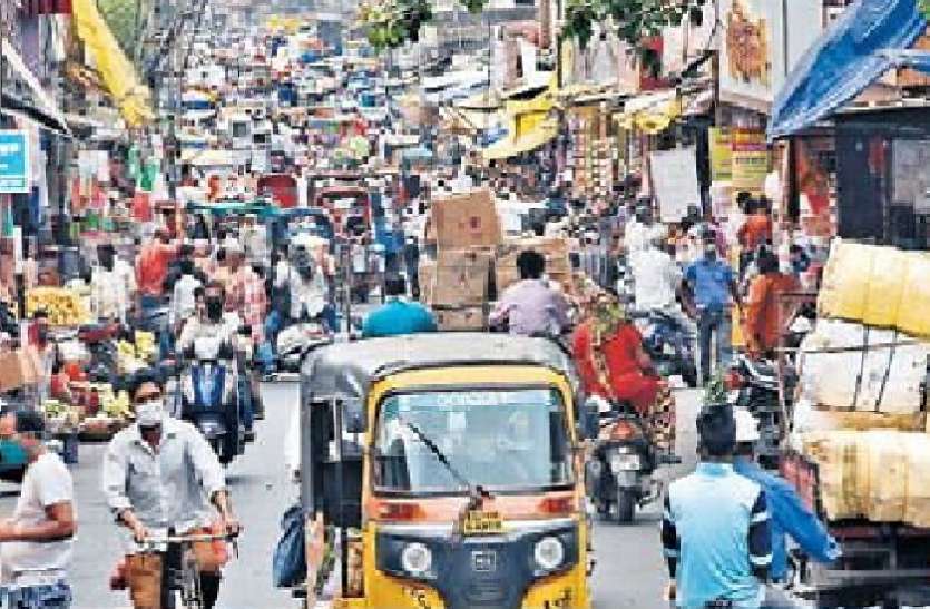 कोरोना संक्रमण का भय नजरंदाज कर बाजार में लगी भीड़ अनलॉक को समझ लिया खत्म हो गया कोरोना संक्रमण, हर जगह केवल भीड़