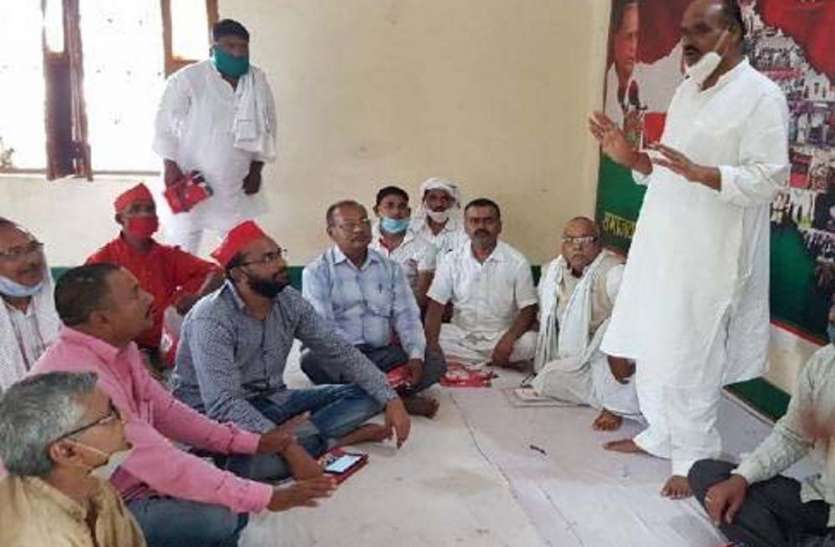 पूर्व मंत्री ने योगी सरकार पर साधा निशाना, कहा- अब गांव-गांव भाजपा के कारनामों को बताएंगे सपाई पूर्व मंत्री ने योगी सरकार पर साधा निशाना, कहा- अब गांव-गांव भाजपा के कारनामों को बताएंगे सपाई