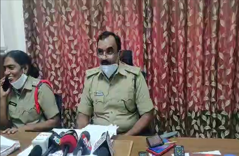 Video: अधिकारी ने दिव्यांग महिला कर्मचारी को डंडे से मारा, मास्क लगाने को कहा था