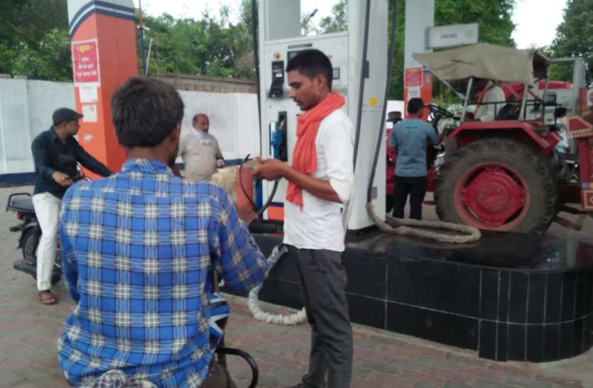 Salesmen put a mask on the mouth after looking at the camera on petrol pumps कोरोन काल में भीड़भाड़ क्षेत्र के जिम्मेदार भी नहीं है जागरूक