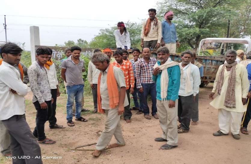 Husband sleeping with wife murdered पत्नी के साथ सो रहे पति की हत्या, मामला संदिग्ध