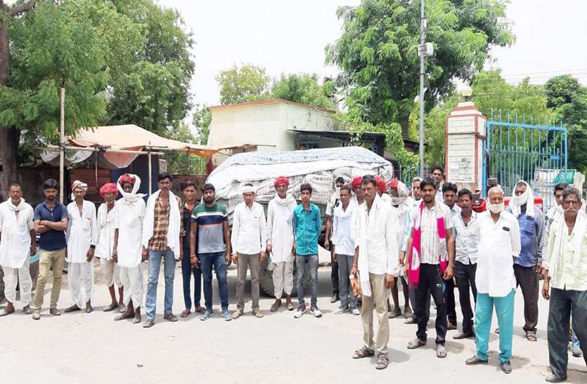 टोडारायसिंह में किसानों का अनशन शुरू टोडारायसिंह में किसानों का अनशन शुरू