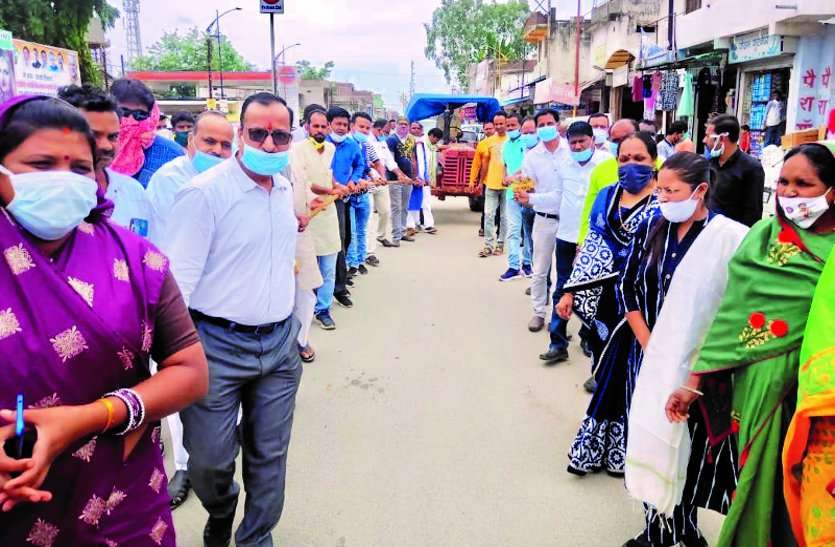 कांग्रेसियों ने ट्रैक्टर खींचकर देश में पेट्रोल-डीजल के बढ़ते दामों का किया विरोध, कहा- आम जनता हो गई है त्रस्त कांग्रेसियों ने ट्रैक्टर खींचकर देश में पेट्रोल-डीजल के बढ़ते दामों का किया विरोध, कहा- आम जनता हो गई है त्रस्त