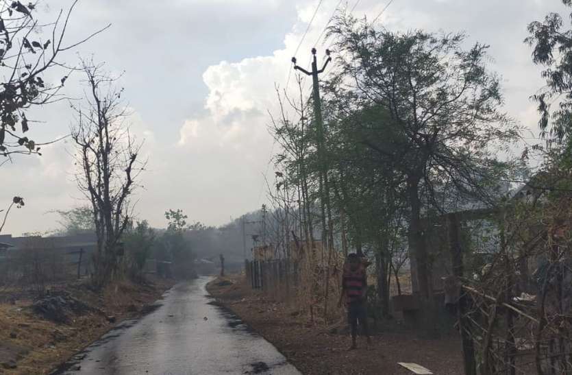 बारिश के इंतजार में लोग बारिश के इंतजार में लोग