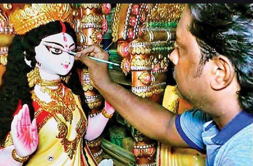 BENGAL NEWS मूर्तिकारों के चेहरे पर आखिरकार लौटी मुस्कान BENGAL NEWS मूर्तिकारों के चेहरे पर आखिरकार लौटी मुस्कान