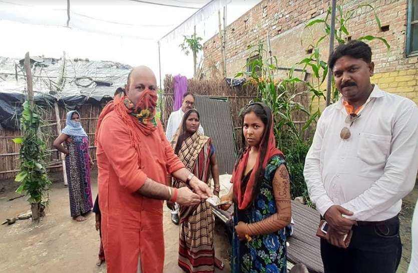 हर जरूरतमंदों के पास पहुंचे भाजपा विधायक, दी इतने रुपए की मदद हर जरूरतमंदों के पास पहुंचे भाजपा विधायक, दी इतने रुपए की मदद
